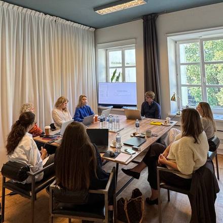 A training group at a shared table